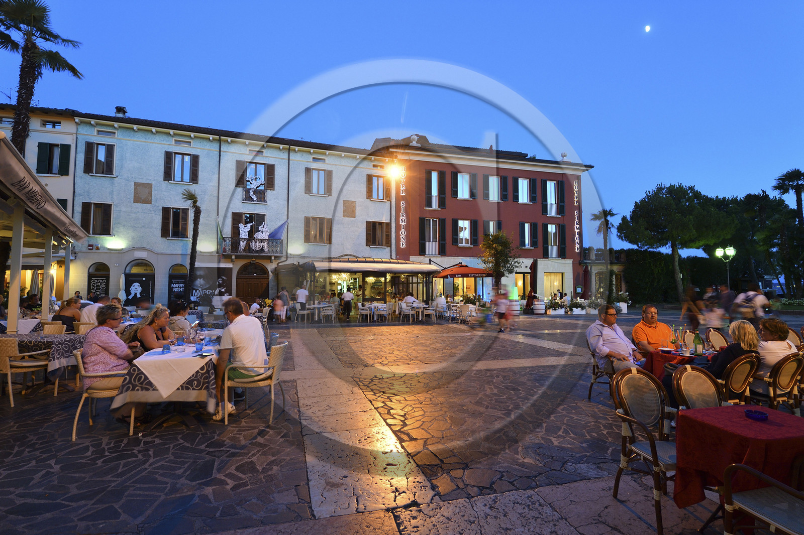 Italie lombardie lac garde sirmione piazza