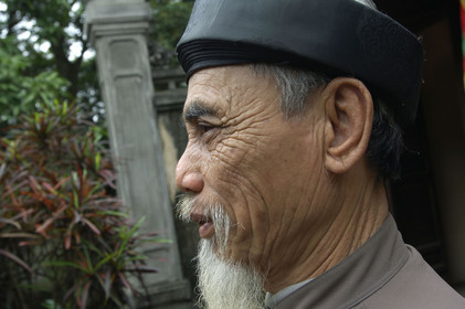 Viellard avec barbichette en habits traditionnels, Vietnam