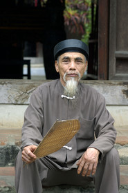 Viellard avec barbichette en habits traditionnels, Vietnam