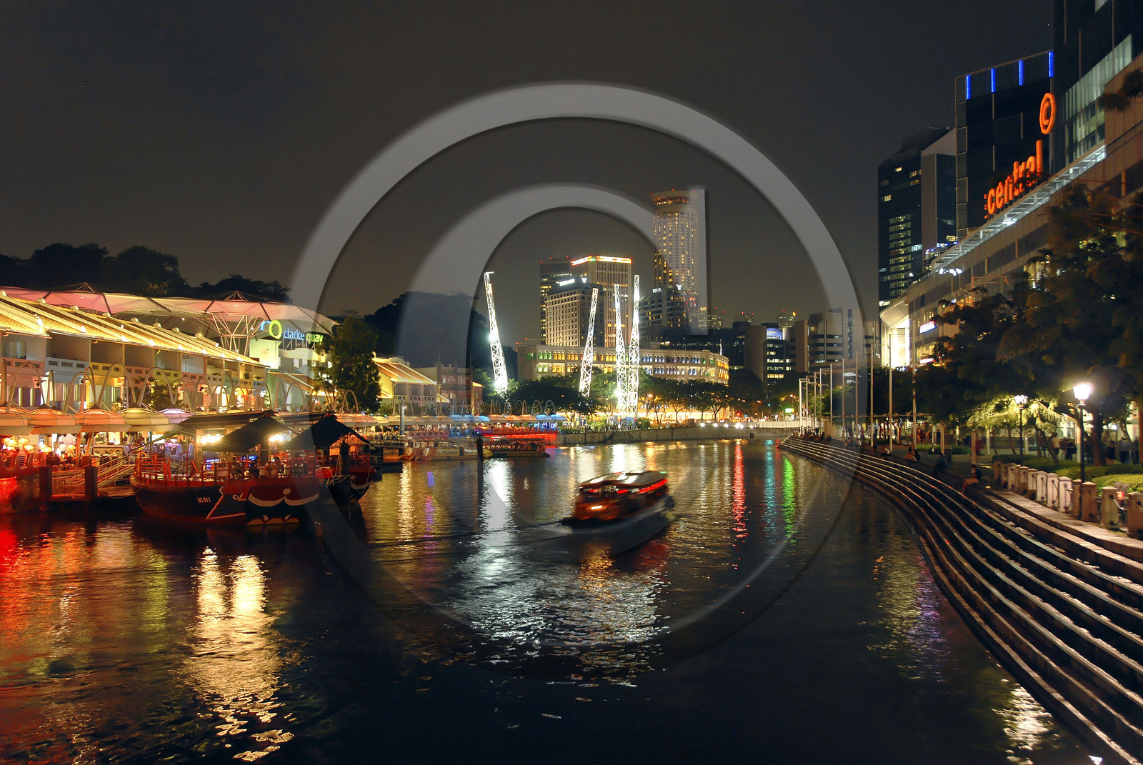 Singapour, quartier de Clarke Quay, restaurant et terrasses du quartier touristique de Clarke Quay de nuit