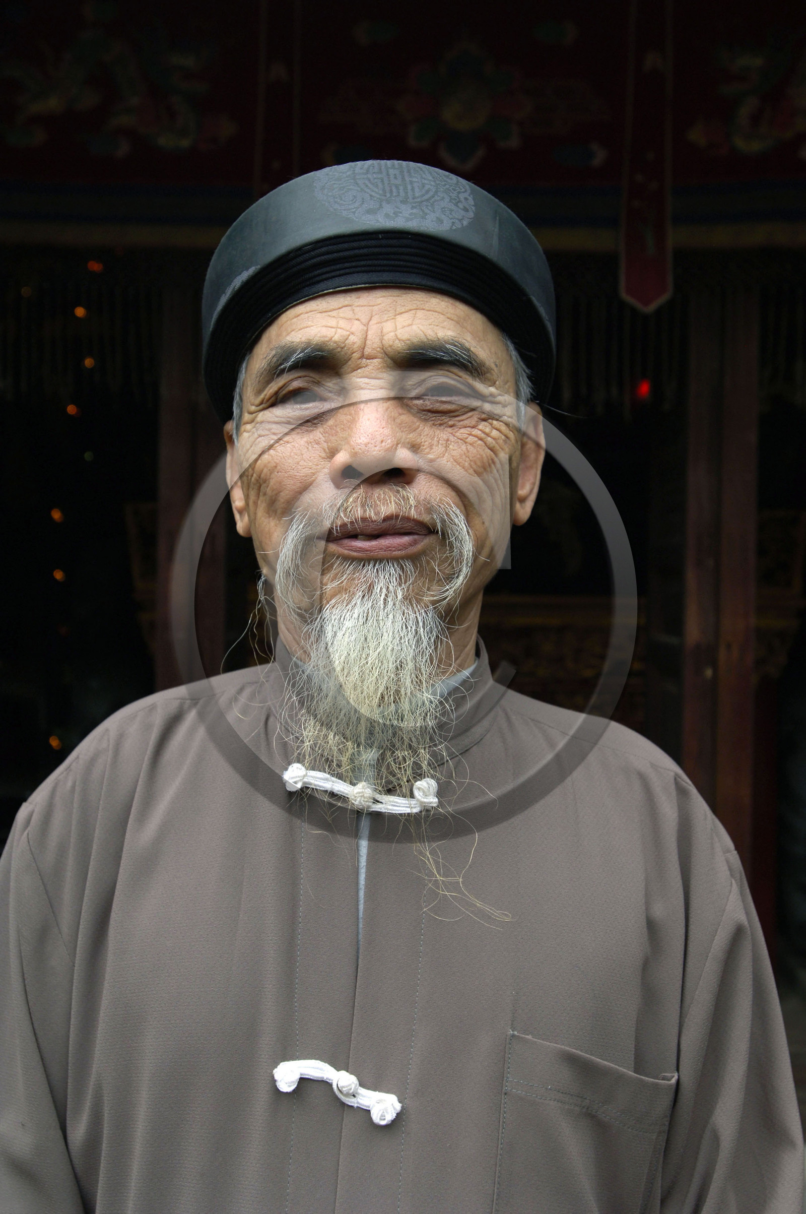 Viellard avec barbichette en habits traditionnels, Vietnam