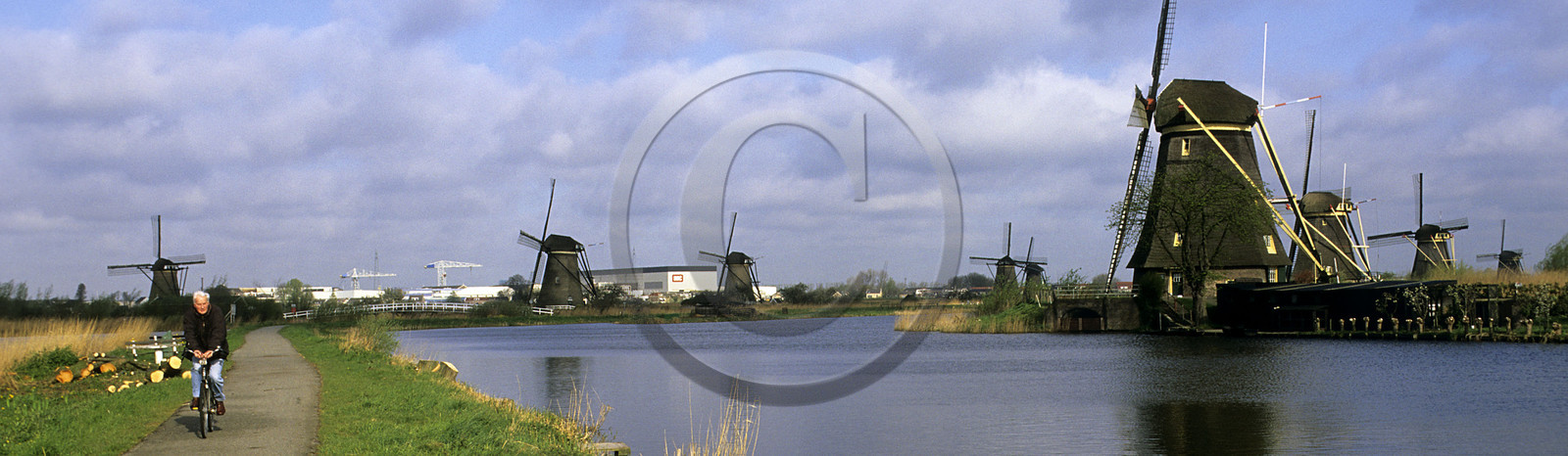 MOULINS À KINDERDIJK.PAYS BAS
