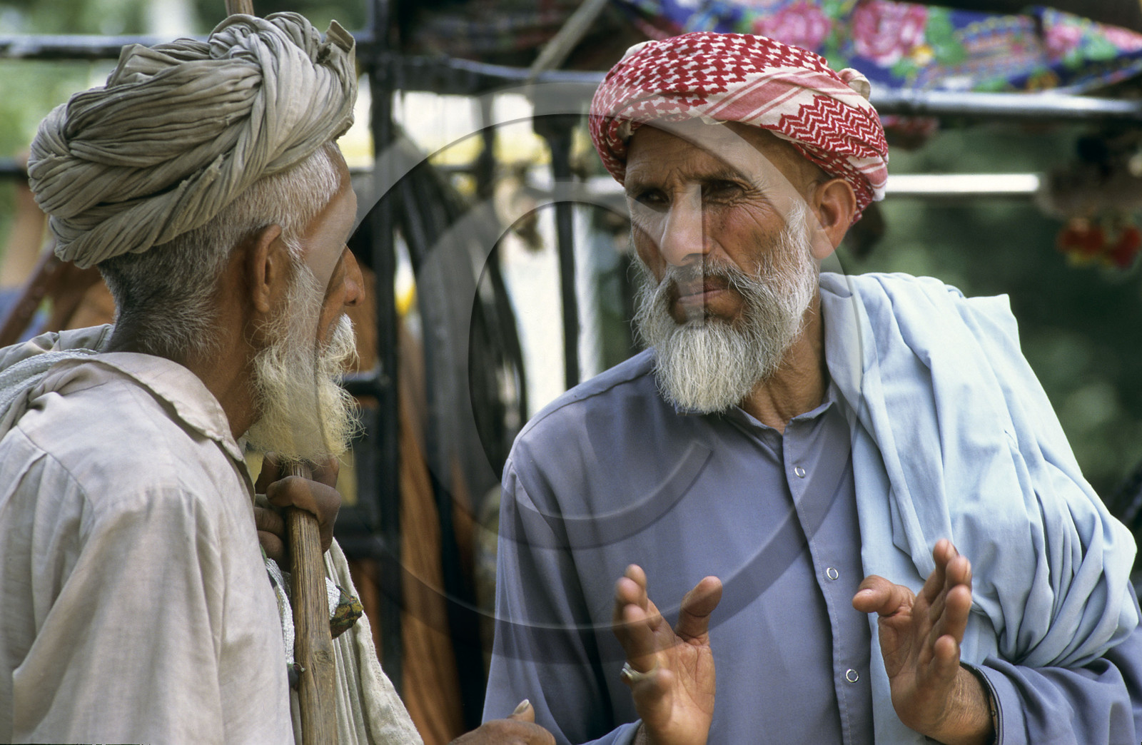 2 hommes qui discutent au village de Zarabad