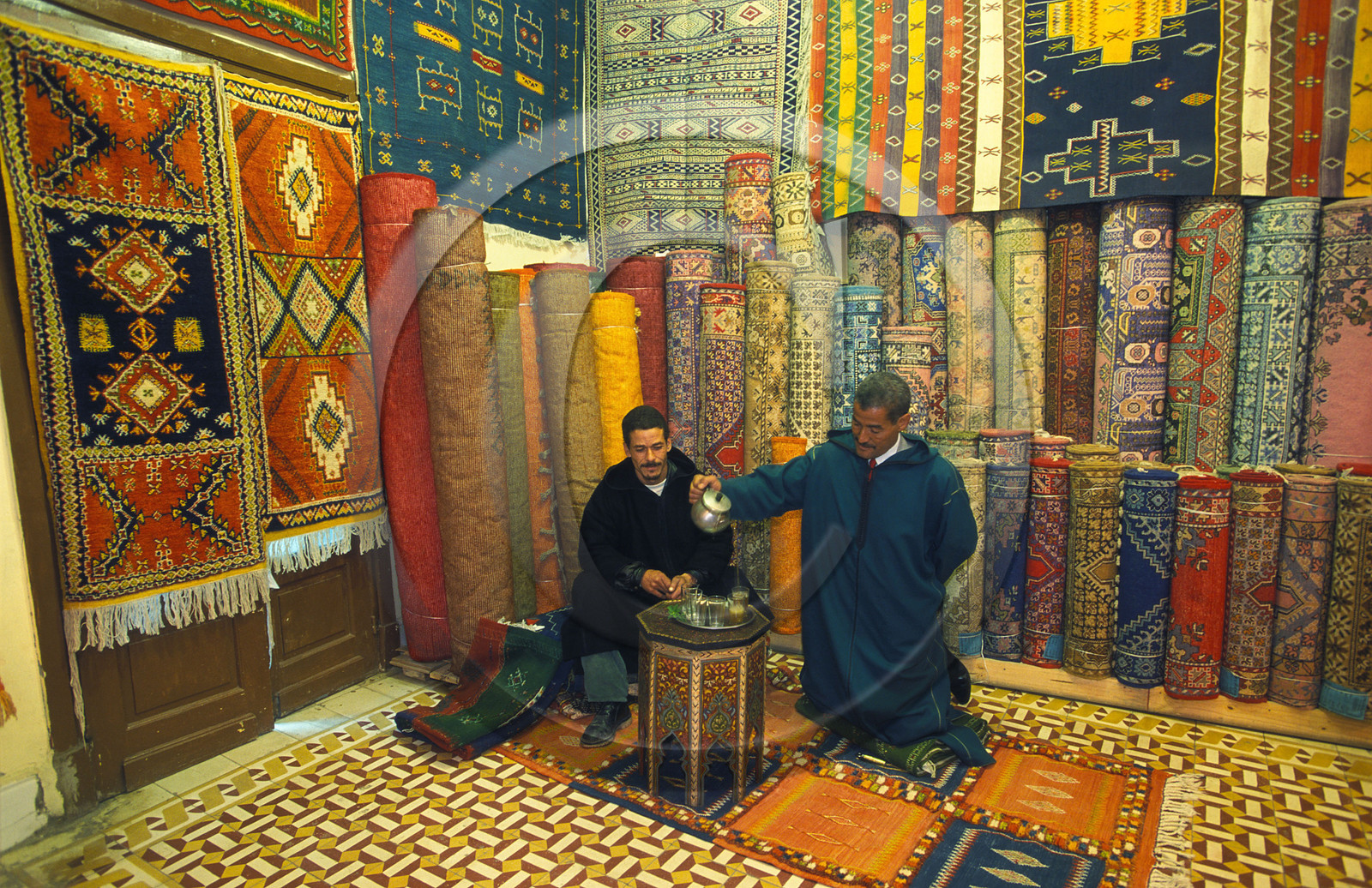 MAROC   MARRAKECH.SOUK   VENDEUR DE TAPIS