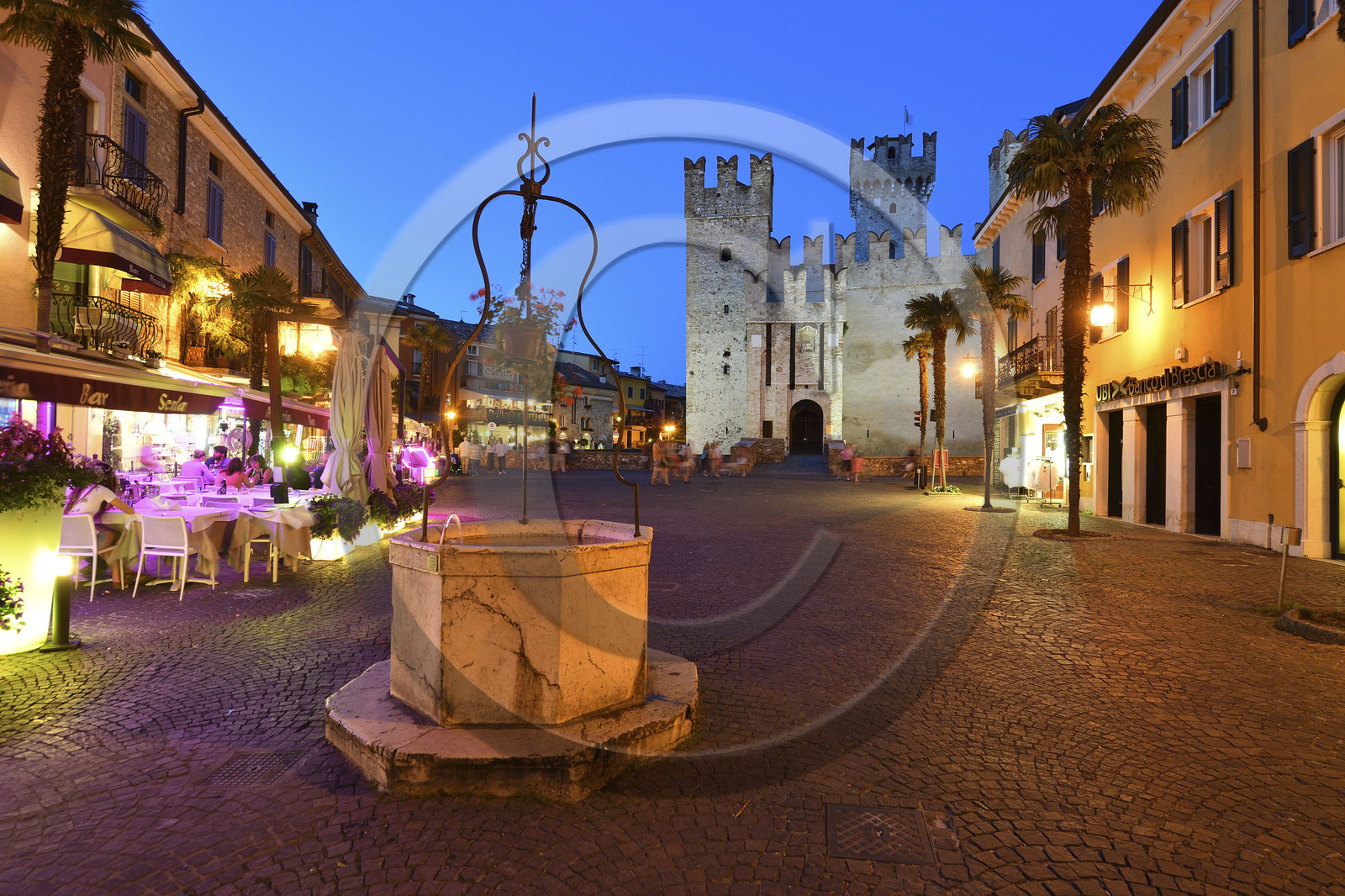 Italie lombardie lac garde sirmione piazza