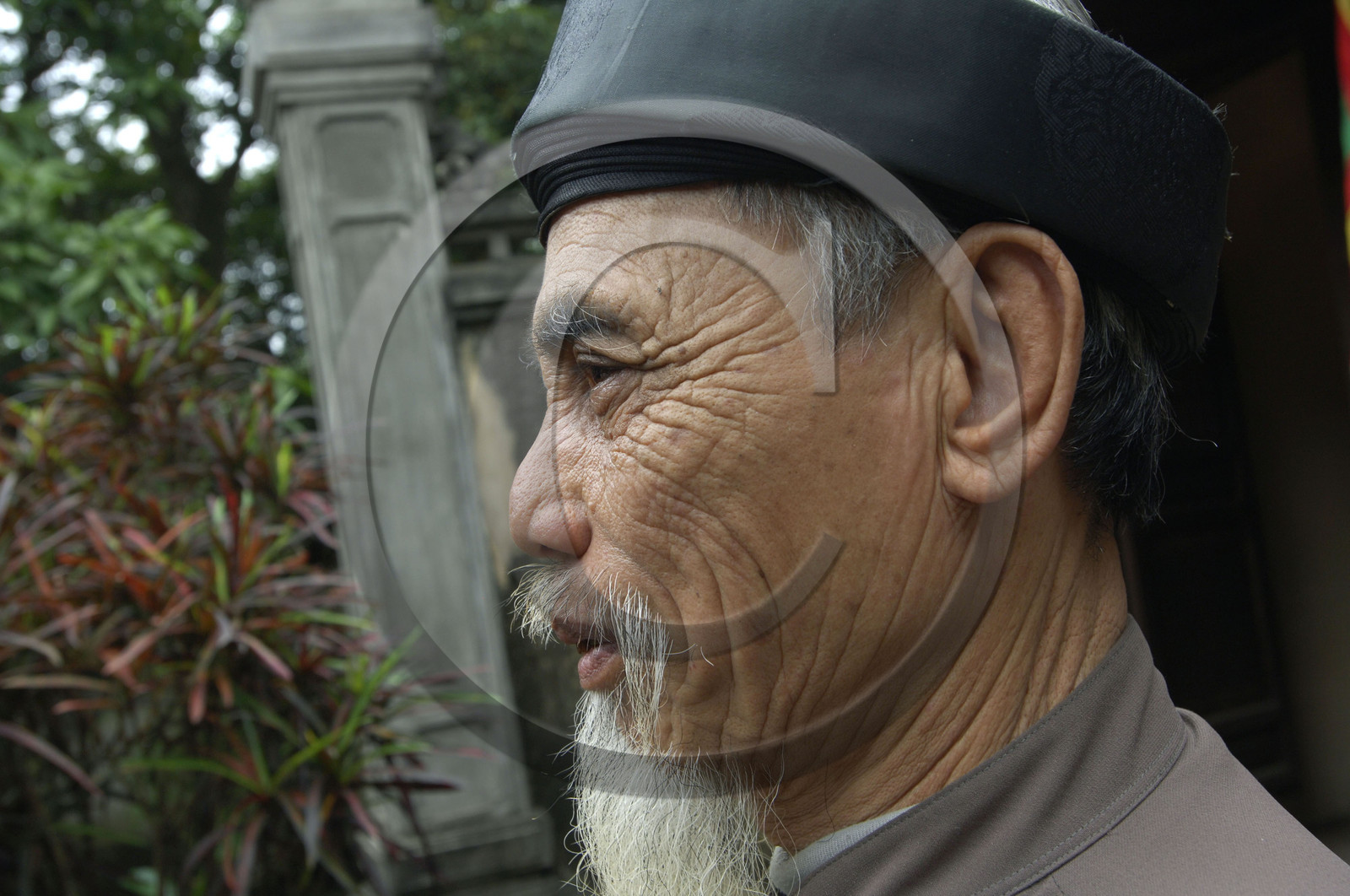 Viellard avec barbichette en habits traditionnels, Vietnam