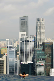 Singapour, Marina Bay, Marina Bay Sands ouvert en 2010 conçu par l'architecte Moshe Safdie, SkyPark avec sa piscine à débordement et sa vue sur le central business district perchée à 191 mètres de hauteur