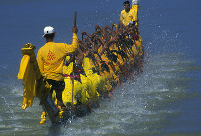 THAILANDE   BAN SAI.COURSE DE BATEAU CYGNE