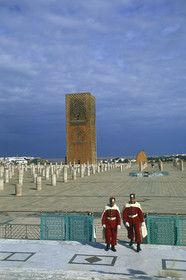 MAROC   RABAT.ESPLANADE DE LA MOSQUÉE YACOUB EL MANSOUR.TOUR HASSAN   RELÈVE DE LA GARDE DU MAUSOLÉE.DE MOHAMED 5