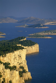 CROATIE. ILE DE DUGI OTOK.PARC NATUREL TELASCICA . ILES KORNATI AU FOND