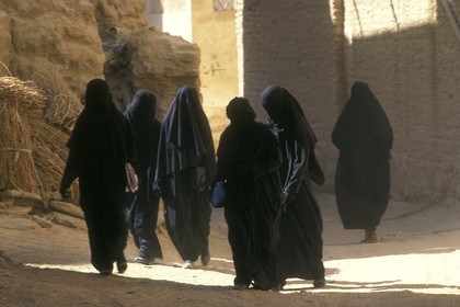 Femmes voilées dans les rues de Shibam, Yemen
