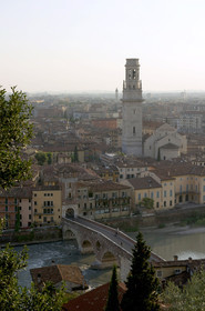 Italie, Venetie, Verone, centre historique classe au patrimoine mondial de l' Unesco, vue generale avec Duomo et Ponte Pietra sur le fleuve Adige