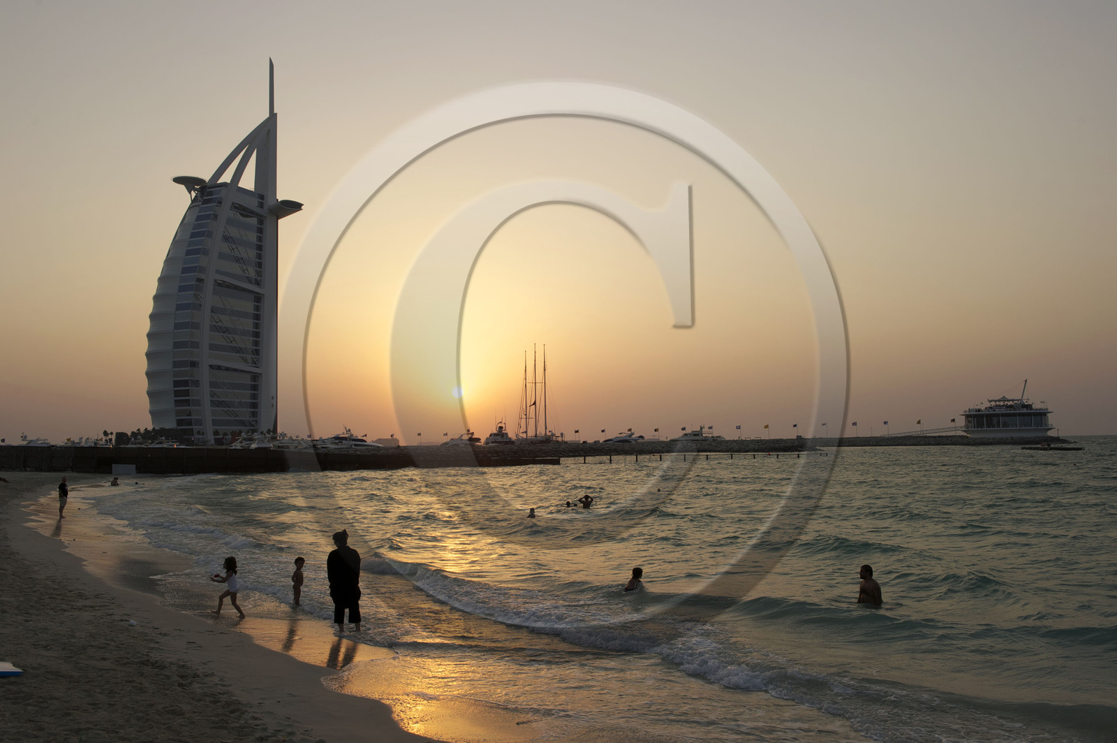 Emirats Arabes Unis, Dubaï, plage de Jumeirah, hôtel Burj Al Arab du cabinet d'architectes anglais W.S. Atkins & Partners, l'hôtel le plus haut du monde (321 m)