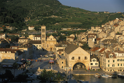 VILLE ET ILE DE HVAR AVEC PLACE ET CATHÉDRALE ST-ETIENNE + ARSENAL. CROATIE
