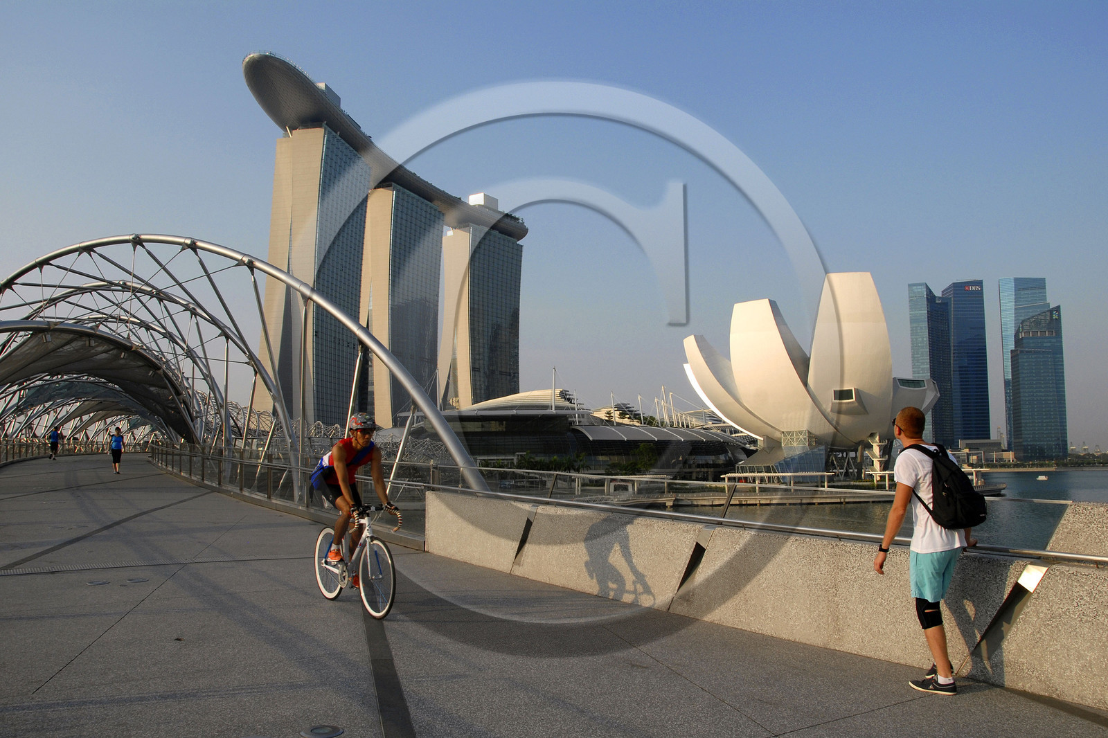 Singapour, Marina Bay, Helix Bridge (à gauche) et l'hôtel Marina Bay Sands ouvert en 2010 avec le ArtScience Museum en forme de fleur de lotus conçus par l'architecte Moshe Safdie