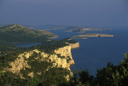 CROATIE. ILE DE DUGI OTOK.PARC NATUREL TELASCICA  .ILES KORNATI AU FOND