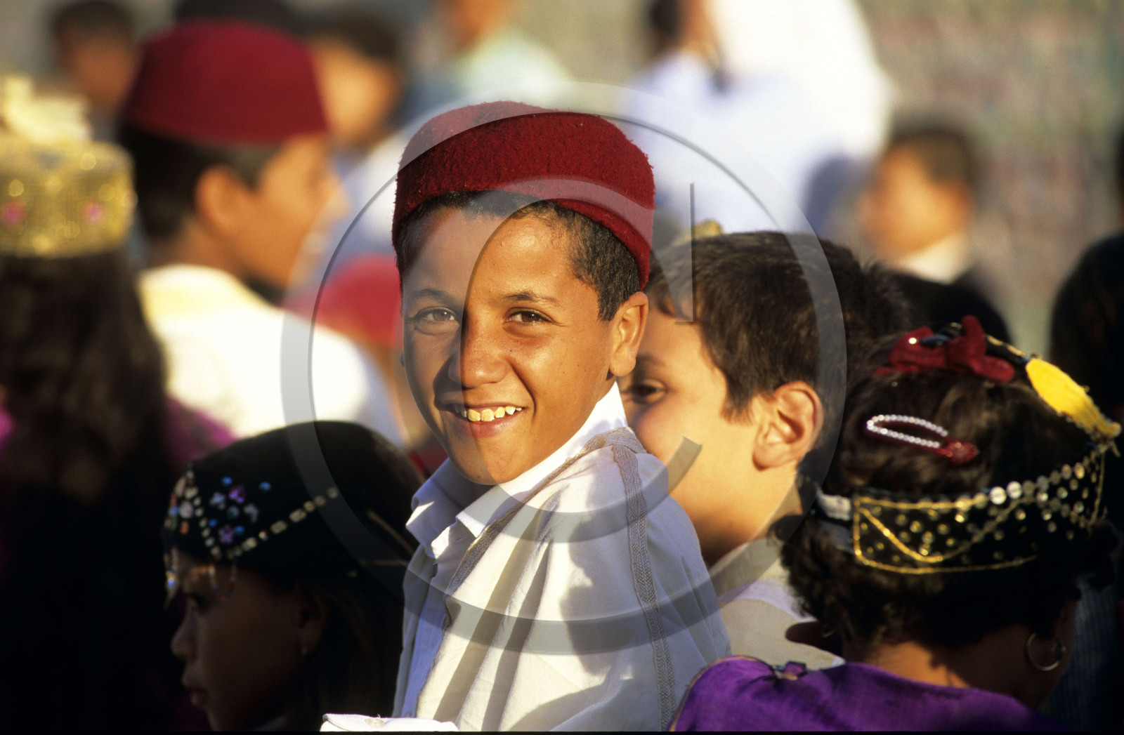 TUNISIE, JEUNE GARCON EN COSTUME LOCAL