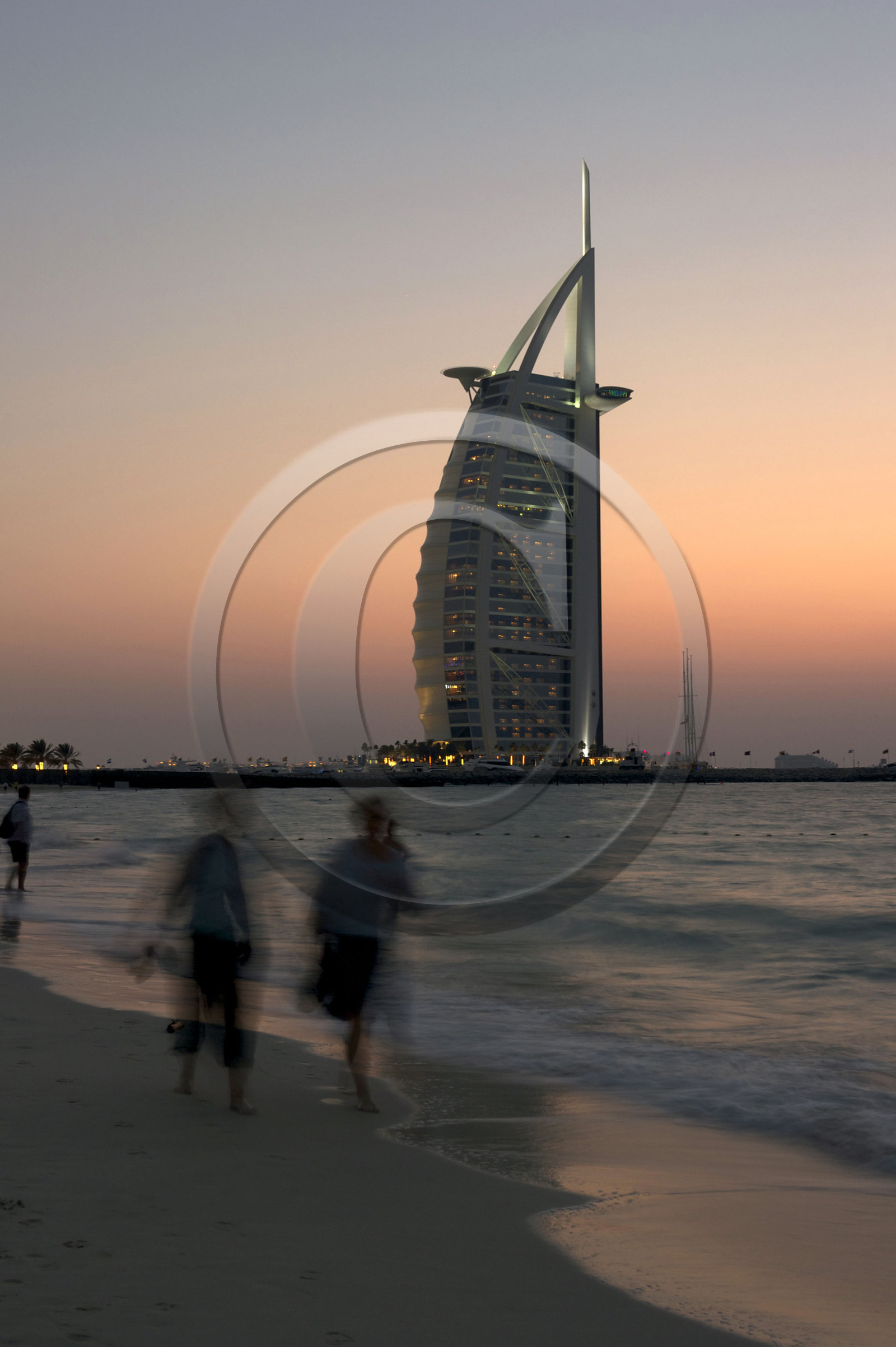 Emirats Arabes Unis, DubaiÌˆ, plage de Jumeirah, hoÌ‚tel Burj Al Arab du cabinet d'architectes anglais W.S. Atkins & Partners, l'hoÌ‚tel le plus haut du monde (321 m)